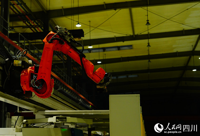 “黑燈產線”在無人狀態下照常運轉。人民網記者 王波攝 “黑燈產線”在無人狀態下照常運轉。人民網記者 王波攝